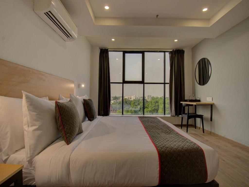 Shagun Hotel Vadodara Kültér fotó